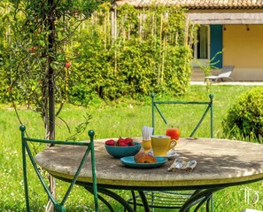 Outdoor dining - UN Paradis EN Provence ... MAS Aigo Claro ... 16 Personnes (Mouriès)
