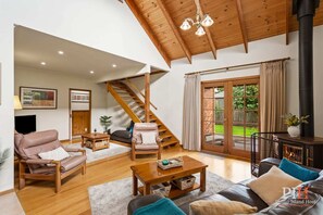 Fernseher, Kamin, DVD-Player, Arbeitsbereiche