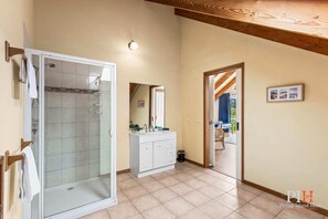 Bruser, hårtørrer, håndklæder