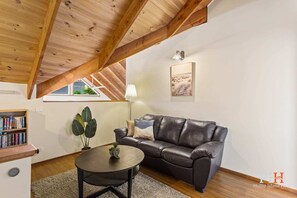 TV, peis, DVD-spiller og kontorer