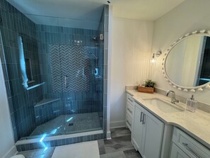 Douche, sèche-cheveux, serviettes fournies, savon