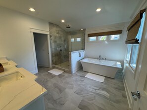 Shower, hair dryer, towels, soap - Newly Renovated Oceanfront Luxury Home - Pool, Putting Green & Steps to Village! (St. Simons Island)