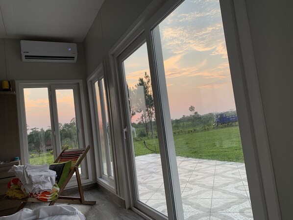 Suite Deluxe, 1 cama Queen size, baño privado, vista al jardín | Ropa de cama hipoalergénica, edredón y espacio para trabajar con laptop