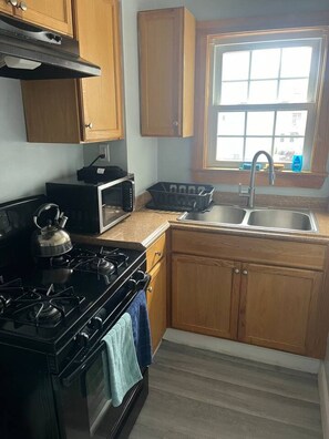 Køleskab, mikrobølgeovn, ovn, kogeplade