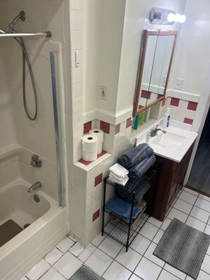 Hair dryer, towels, soap, shampoo - Lovely 4- Bedroom apartment for rent (New Bedford)