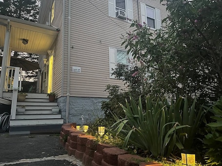 Exterior detail. Lovely 4- Bedroom apartment for rent