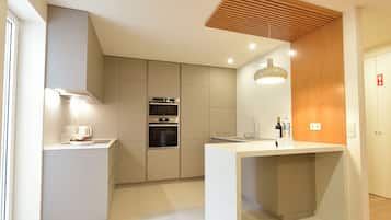 Geladeira, micro-ondas, fogão, cooktop