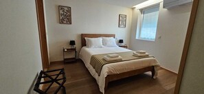 3 bedrooms, desk, iron/ironing board, free WiFi - Apart. Centro Histórico. Prox. momumentos, lojas de rua, bares e restaurantes (Miranda do Douro)