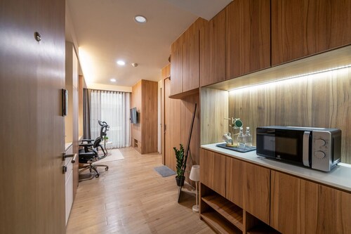 Newly renovated Work-Friendly Condo @ Heart of BKK 5mins to Train
