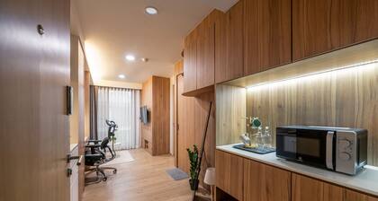 Newly renovated Work-Friendly Condo @ Heart of BKK 5mins to Train
