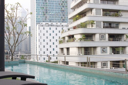 Newly renovated Work-Friendly Condo @ Heart of BKK 5mins to Train