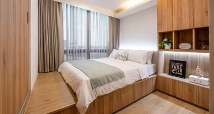 Newly renovated Work-Friendly Condo @ Heart of BKK 5mins to Train