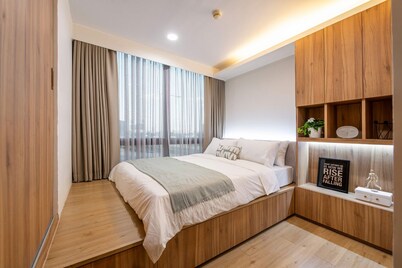 Newly renovated Work-Friendly Condo @ Heart of BKK 5mins to Train