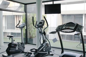 Fitness facility - Newly renovated Work-Friendly Condo @ Heart of BKK 5mins to Train (Lumphini)