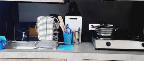 Studio Ville | Cuisine privée | Réfrigérateur, micro-ondes, batterie de cuisine, vaisselle et ustensiles