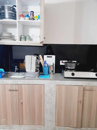 City Studio | Private kitchen | Fridge, microwave, cookware/dishes/utensils