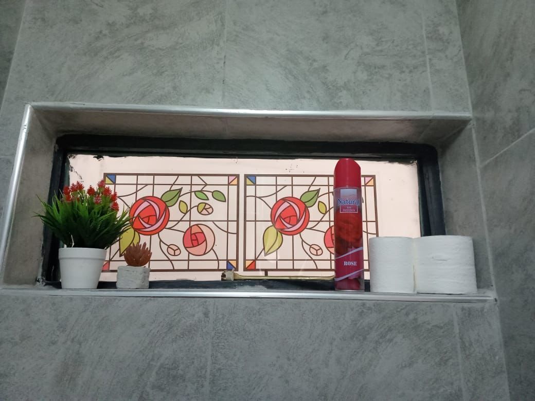 Een douche, een regendouche, gratis toiletartikelen, pantoffels