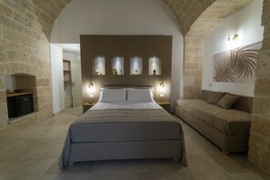 Premium bedding, pillowtop beds, minibar, in-room safe - Dimora CARASPI  (Mola di Bari)