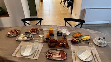 TĂ€gliches inbegriffenes FrĂŒhstĂŒcksbuffet