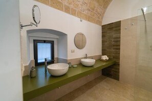 Suite Studio Luxe | Salle de bain | Douche, douche à « effet pluie », articles de toilette gratuits