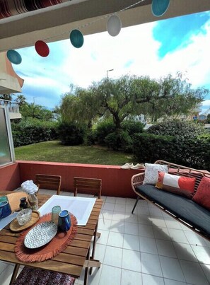 Outdoor dining - Beautiful bright and quiet 32 m² apartment (Fréjus)
