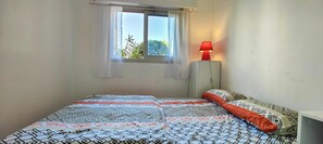 1 habitación y tabla de planchar con plancha 