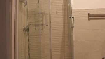 Douche, douche à « effet pluie », sÚche-cheveux, bidet