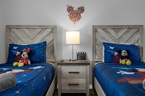 2 bedrooms, iron/ironing board, WiFi, bed sheets - Resort, Patio On Pond, 15 min to Disney (Davenport)