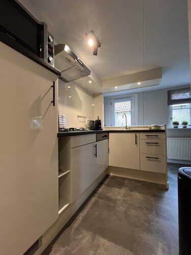 Cozy apartment with excellent kitchen and spacious bathroom.