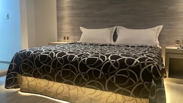 Habitación empresarial | 1 habitación, escritorio y espacio para trabajar con laptop