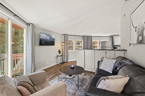 Living area - Serene “Tree House” Mountain Getaway (Banner Elk)