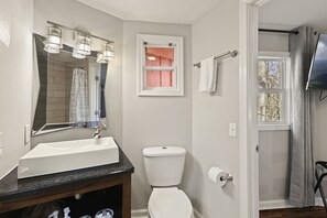 Shower, hair dryer, towels, soap - Serene “Tree House” Mountain Getaway (Banner Elk)
