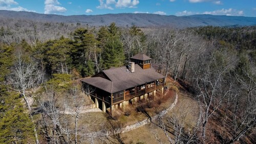 Mountain Top Lodge with Incredible Views