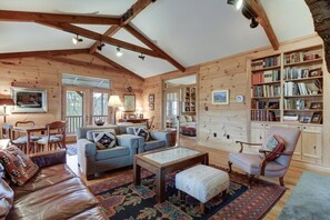TV, books, music library, video library - Mountain Top Lodge with Incredible Views (Hot Springs)
