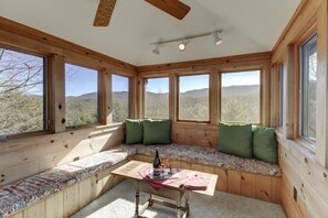 Interior - Mountain Top Lodge with Incredible Views (Hot Springs)