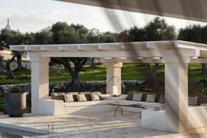 Terrace/patio - Stylish Villa with Panoramic View, Infinity Pool, Just 15 Min. from Top Beaches (Ostuni)