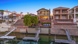 A residential area with houses, a swimming pool, and a dock. - 5 Bdr Beautiful Riverfront Home with Dock! (Bullhead City)