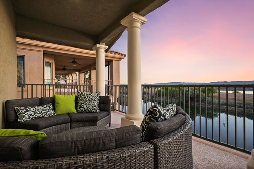 5 Bdr Beautiful Riverfront Home with Dock!