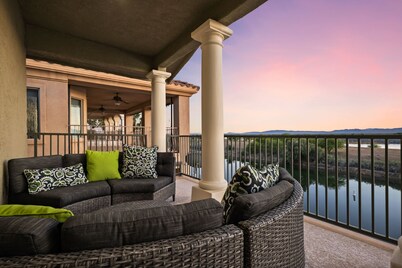 5 Bdr Beautiful Riverfront Home with Dock!