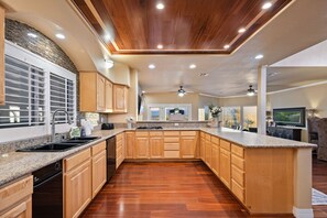 冷蔵庫、電子レンジ、オーブン、コンロ