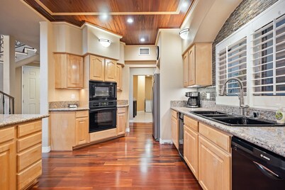 5 Bdr Beautiful Riverfront Home with Dock!