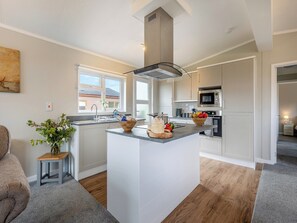 Lavavajillas y trona infantil