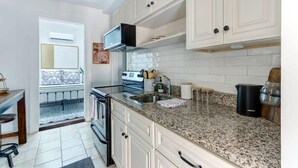 Private kitchen - Jones St Jewel, Charming | Central | Pet-Friendly! (Savannah)