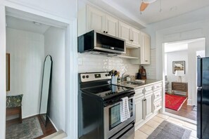 Fridge, microwave, oven, stovetop - Jones St Jewel, Charming | Central | Pet-Friendly! (Savannah)