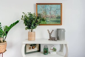 Interior - Jones St Jewel, Charming | Central | Bring Fido (Savannah)