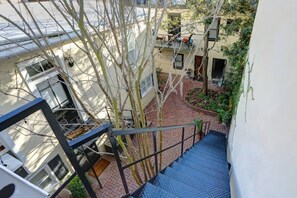 Property grounds - Jones St Jewel, Charming | Central | Bring Fido (Savannah)
