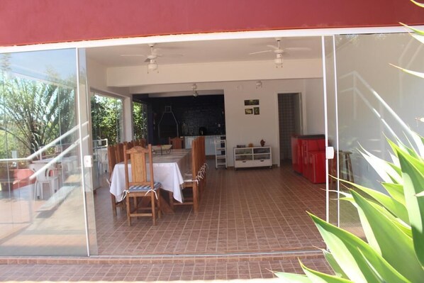 Outdoor dining - Recanto das Palmeiras - Clube Privativo em Meio à Mata Preservada em Atibaia (Rio Abaixo Atibaia)