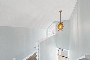 Un interior moderno con una escalera que lleva a una zona de cocina.