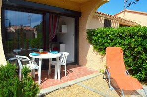 Outdoor dining - Studio apartment sleeps 2 PORT LEUCATE NATURISME (PORT LEUCATE NATURISME)