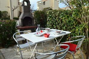 Outdoor dining - Studio apartment sleeps 2 PORT LEUCATE NATURISME (PORT LEUCATE NATURISME)